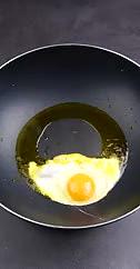 4k煎荷包蛋煎蛋荷包蛋鸡蛋煎鸡蛋视频的预览图